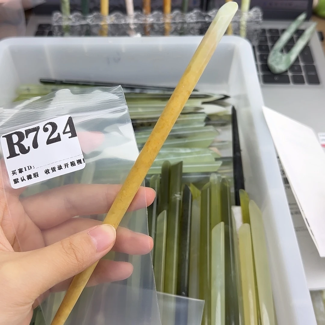 桑***朵未镶嵌蛇纹石玉发饰