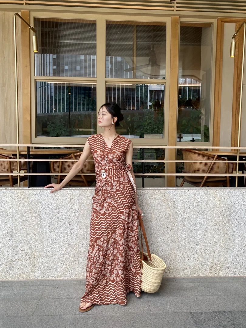 度假风法式气质优雅大气V领棉质无袖设计连衣裙