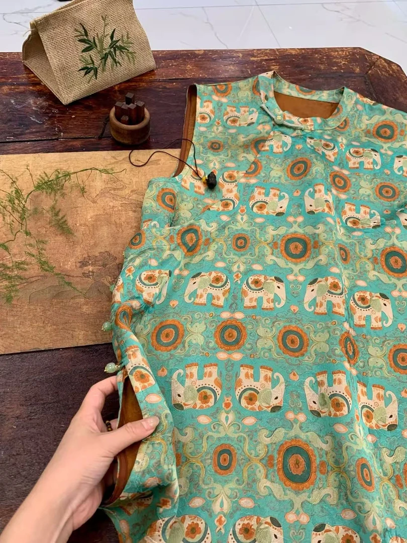 深圳南油2025夏款新中式国风立领斜门襟盘扣无袖香云纱上衣马甲女