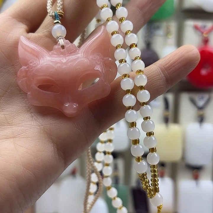 嘉***嘉石英质玉未镶嵌颈饰