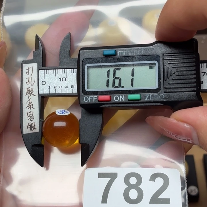 三***走未镶嵌琥珀裸石蜜蜡