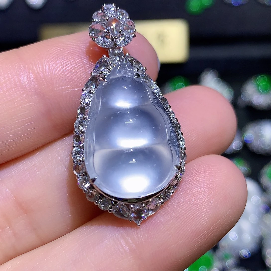 翡翠18K金镶嵌颈饰玻璃种极光福豆后盖可拆