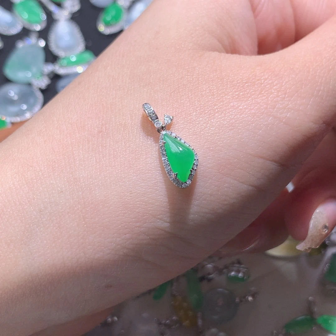 翡翠18K金镶嵌颈饰冰阳绿不封底随形滴流