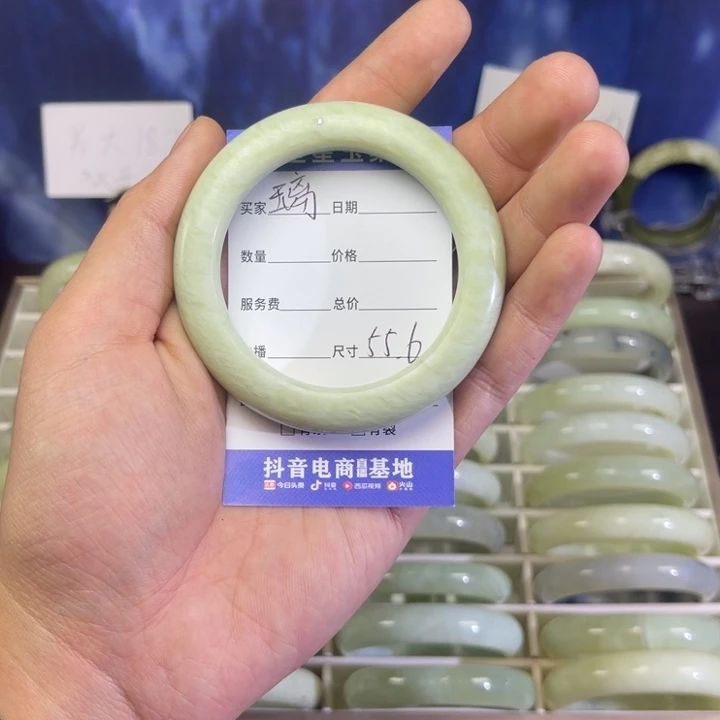 蛇纹石玉手镯未镶嵌璃*