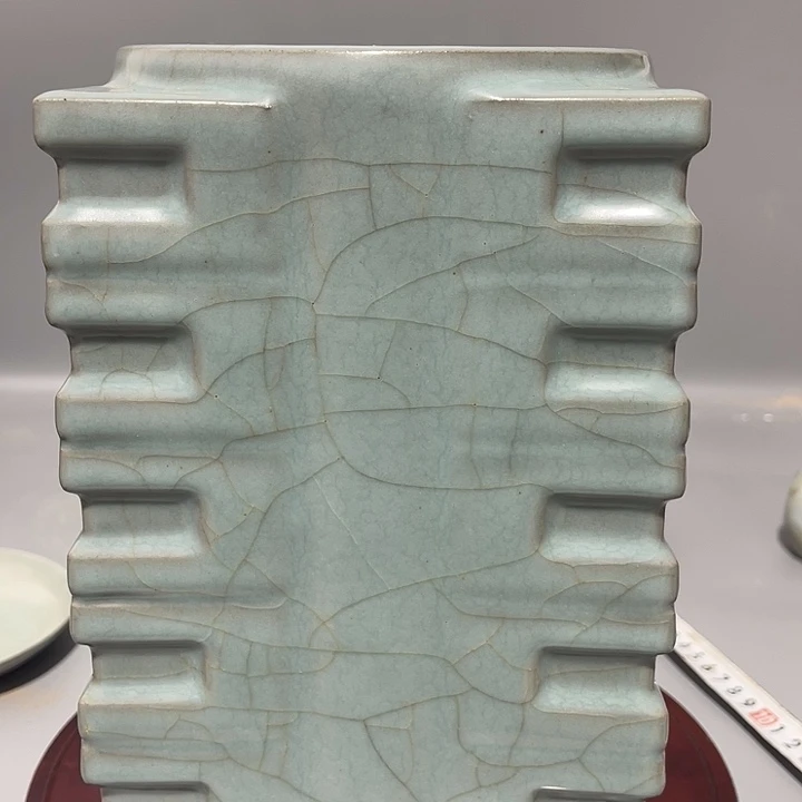 这是一件官窑瓷器棕示瓶