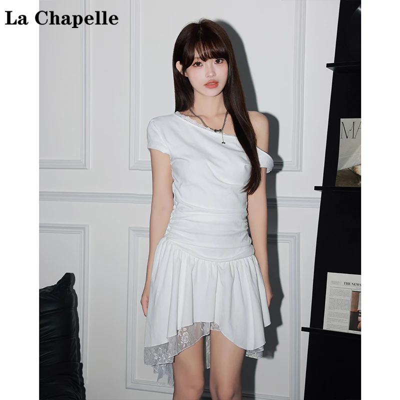 拉夏贝尔纯欲白色蕾丝边斜肩连衣裙女2025夏季新款收腰不规则a字