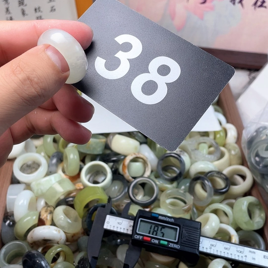 楚***上蛇纹石玉合金颈饰
