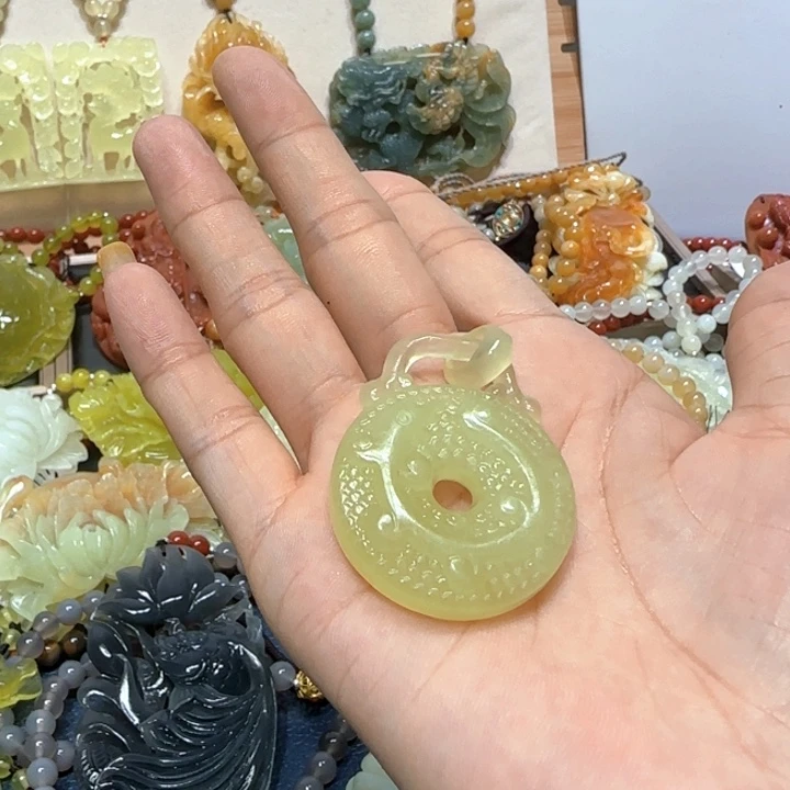 未镶嵌蛇纹石玉吊坠穿****期
