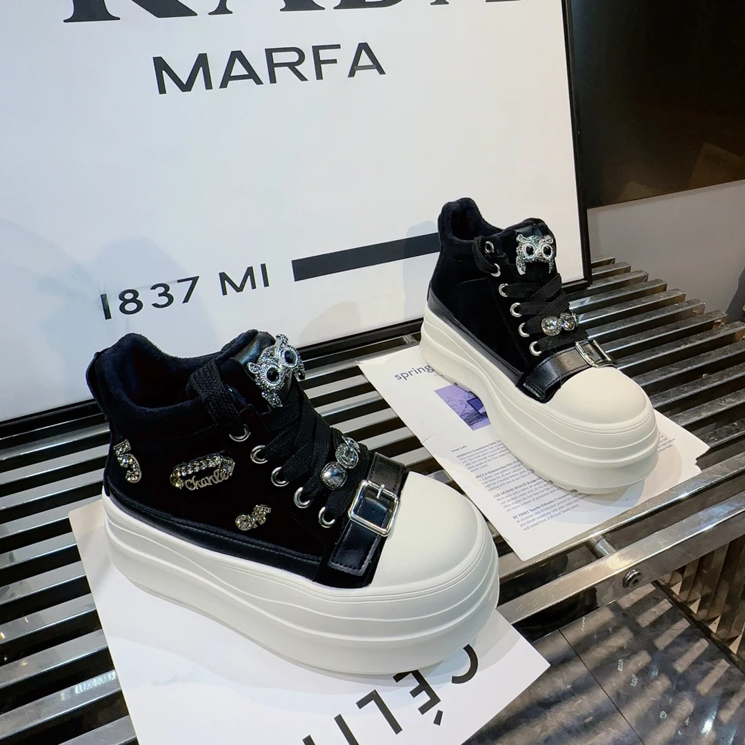 A.M艾墨儿女款秋冬新款2025年升级款猫头鹰重工金属扣件厚底板鞋