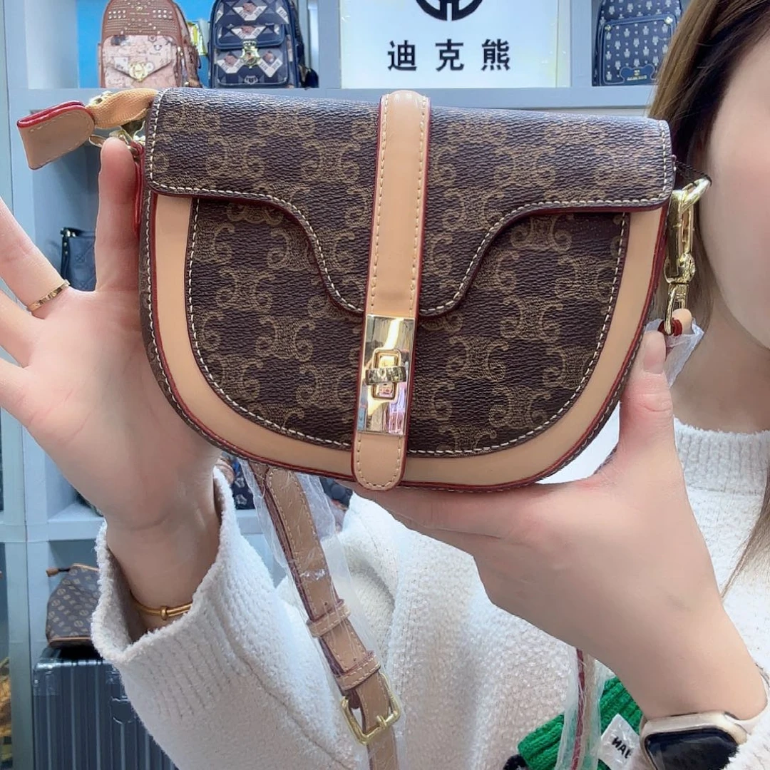 PVC9161凯旋门咖色单肩斜挎包