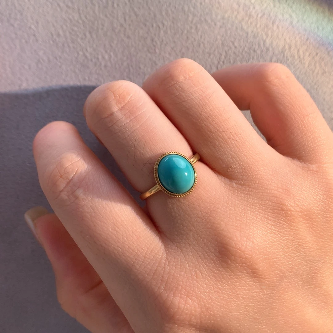 18K金镶嵌绿松石丫角山高瓷绿戒指