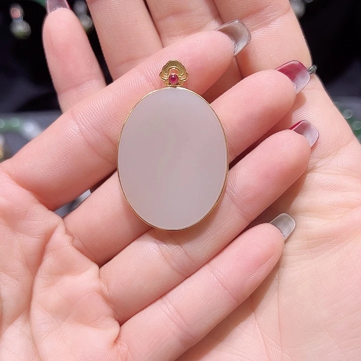 颈饰18K金镶嵌和田玉