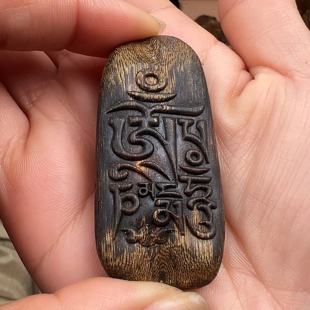 沉香吊坠海南红骨凹身精雕牌子一个10克