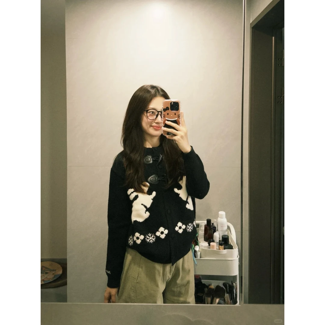 2025年法式小众慵懒风毛衣外套女秋季兔子绣花针织开衫牛角扣上衣