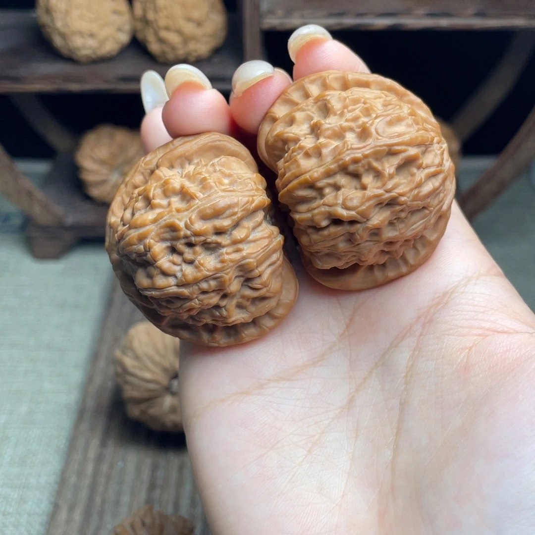 文玩核桃吊坠白狮子44 全品白茬精配克重打手毕业红皮