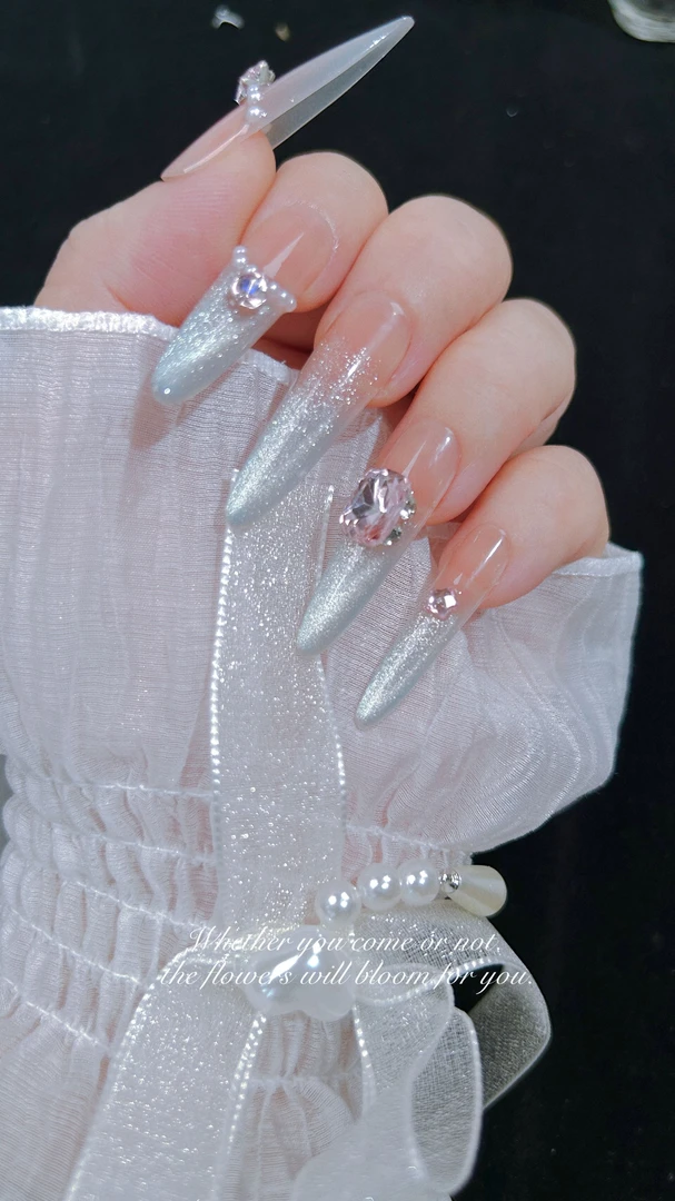 爆闪渐变猫眼高级气质纯手工穿戴甲显白又有氛围感