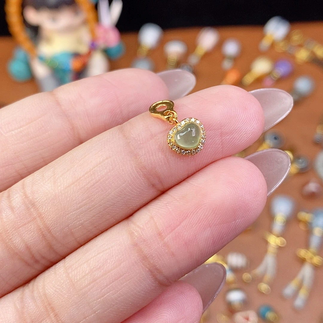 颈饰18K金镶嵌翡翠爱心侧挂