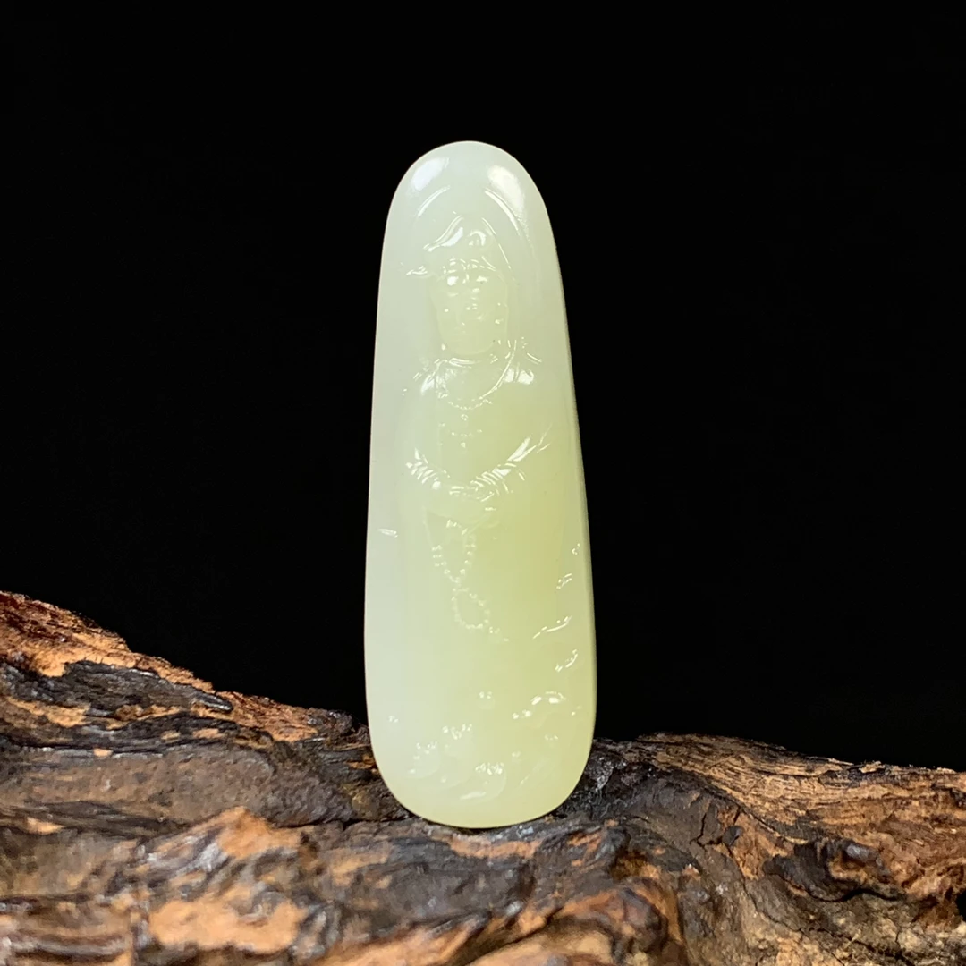 天然新疆和田玉站观音吊坠尺寸47*16*9重量14克