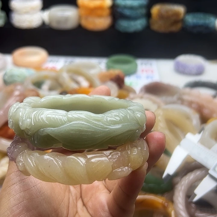 未镶嵌手镯石英岩玉乐*