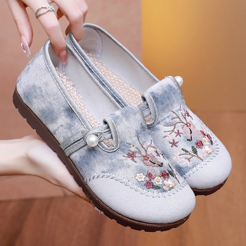 2025春季新款一脚蹬老北京休闲绣花鞋女轻便软底单鞋百搭时尚布鞋