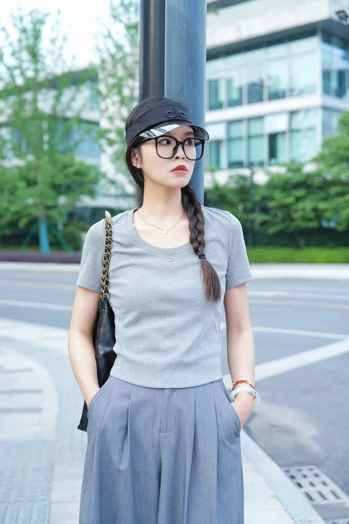 俪妍【LIVELY.YAN】25夏季新款修身显瘦T恤31370