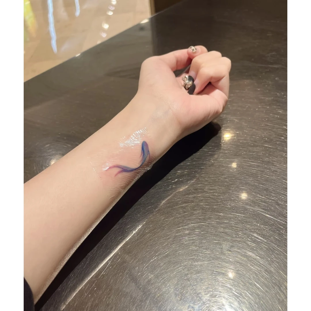 彩色锦鲤手腕纹身贴鲤鱼锦鲤纹身贴蓝色唯美锁骨小清新防水纹身贴