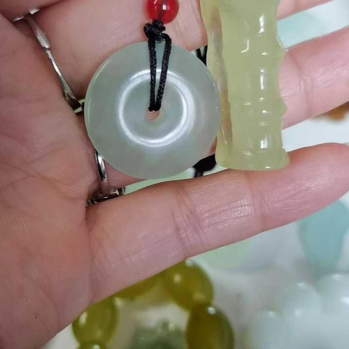 蛇纹石玉未镶嵌吊坠