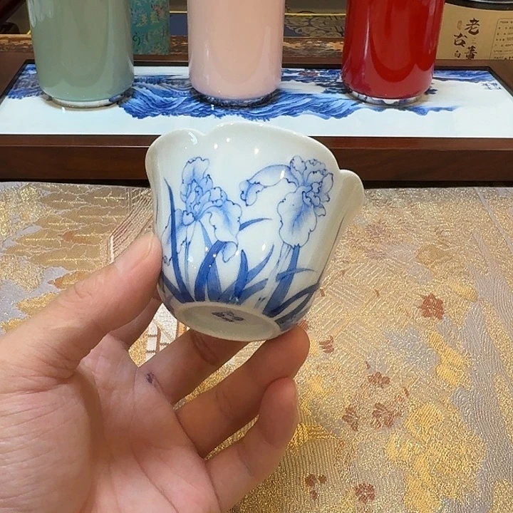 鸢尾马蹄杯青花杯