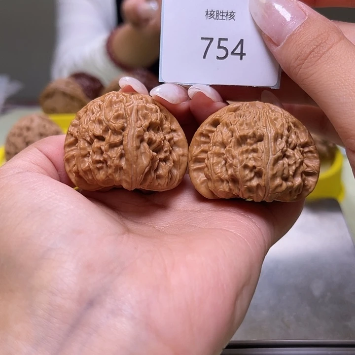 文玩核桃把件闷白42.754