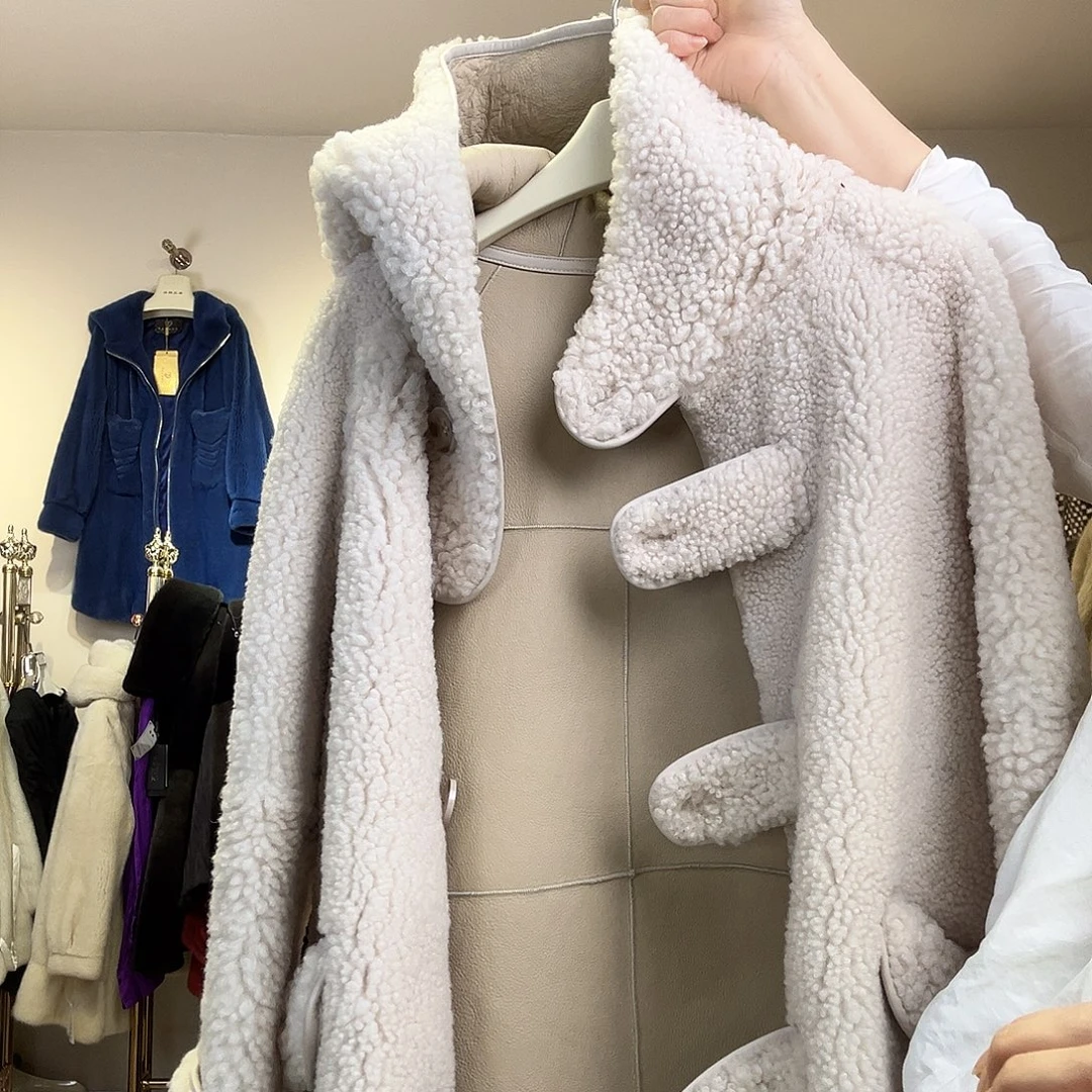 金***猪皮草搭配白色针织