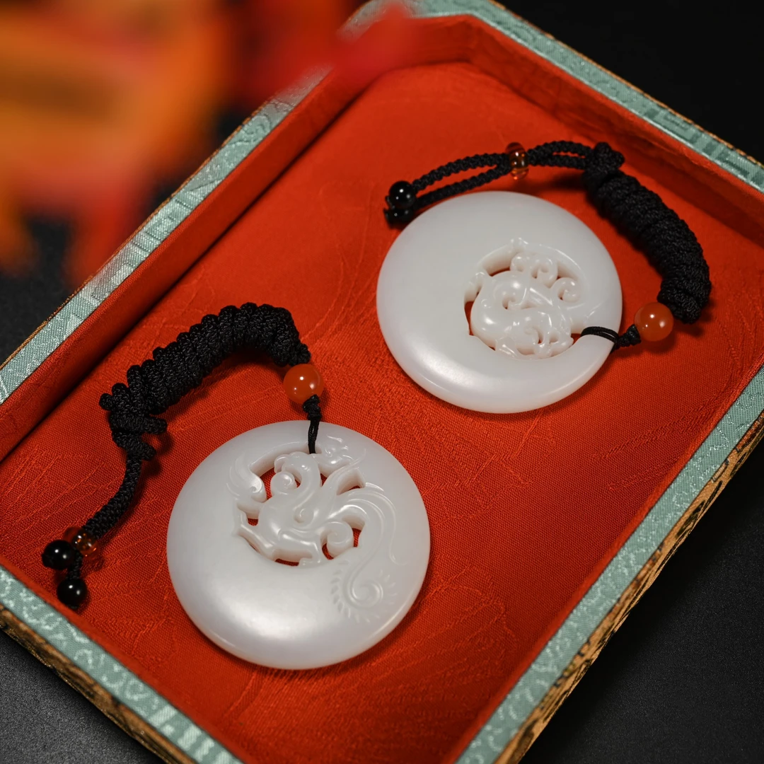 LOT8823 2511260007和田玉白玉龙纹对牌/保利