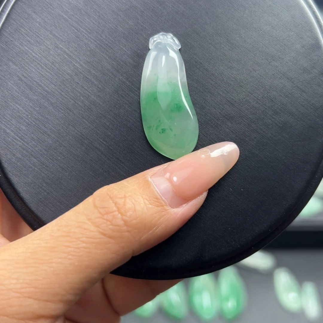 石英质玉（非洲翠）未镶嵌颈饰