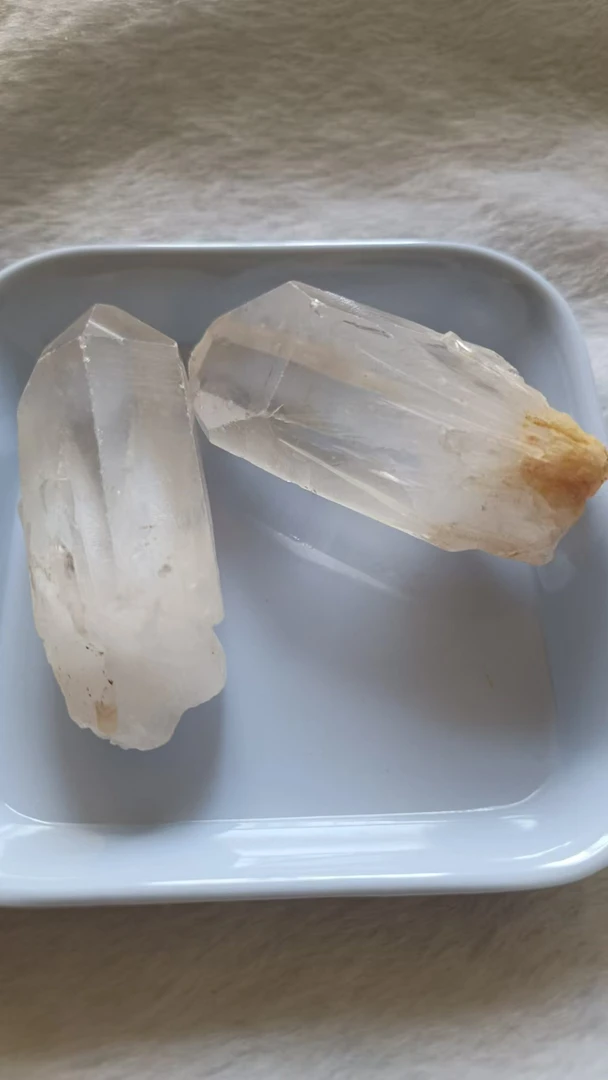 天然水晶原石小柱，未加工带原皮原矿