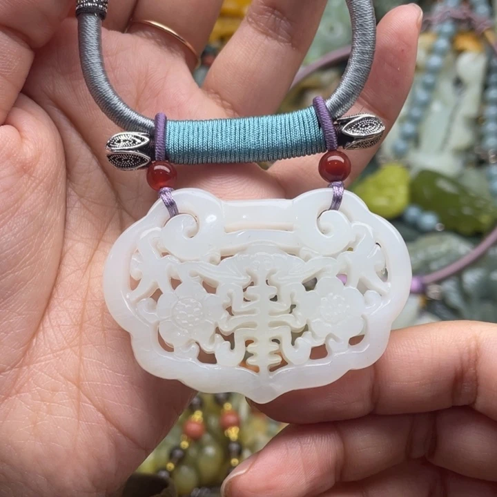 蛇纹石玉吊坠合金