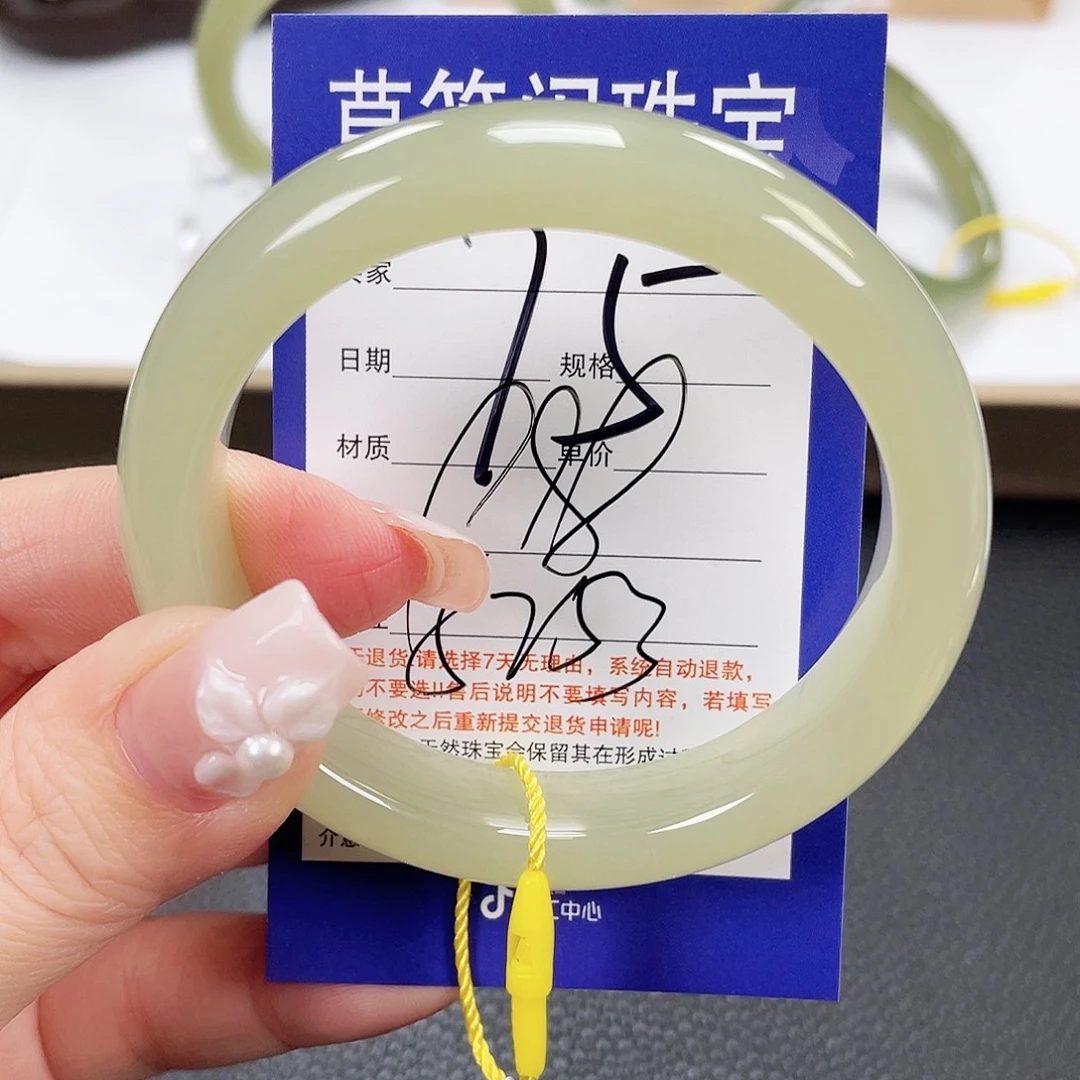 和田玉未镶嵌手镯