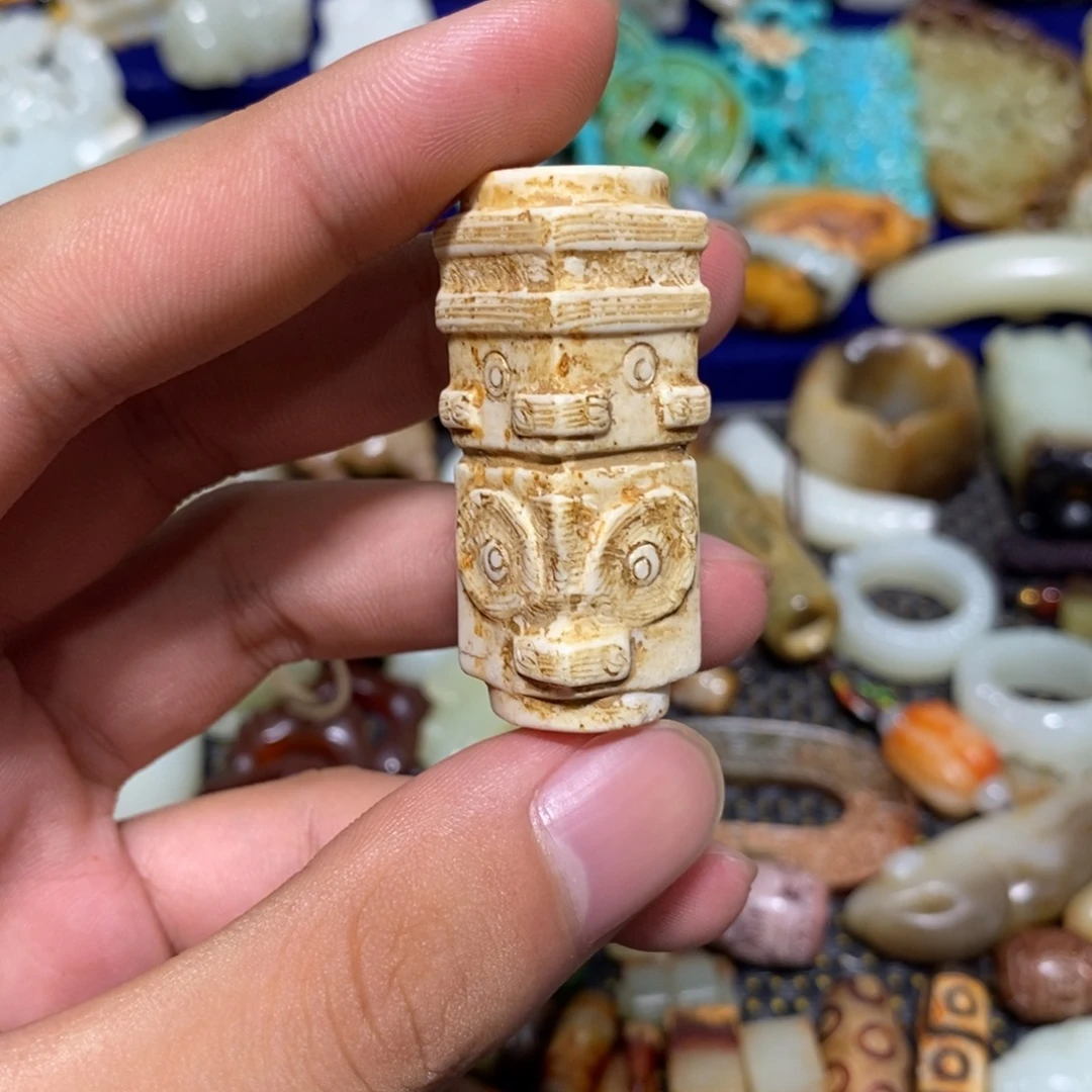 打***的透闪石质玉未镶嵌车挂