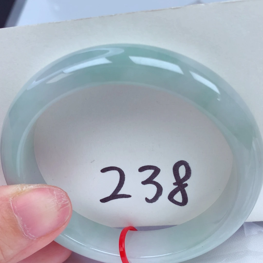 翡翠手镯未镶嵌翡翠