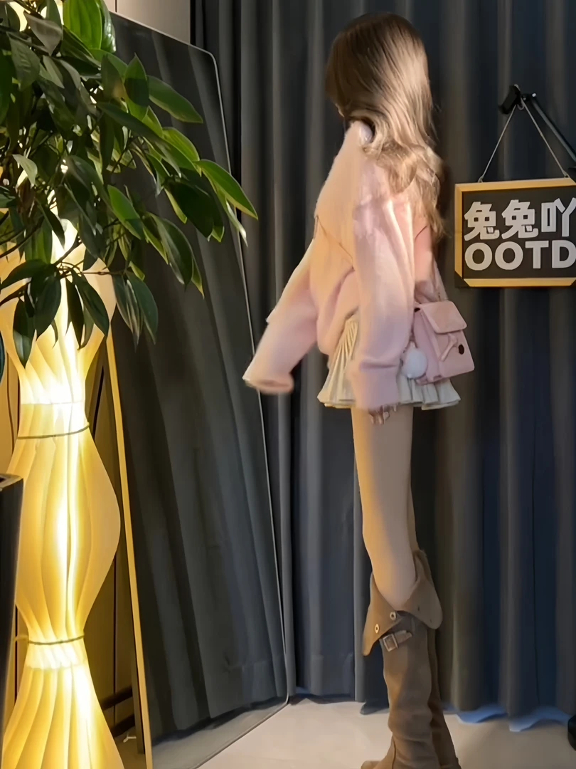 软糯蝴蝶 慵懒风拼接露肩毛衣女秋季新款小蛮腰翘边百褶裙两件套