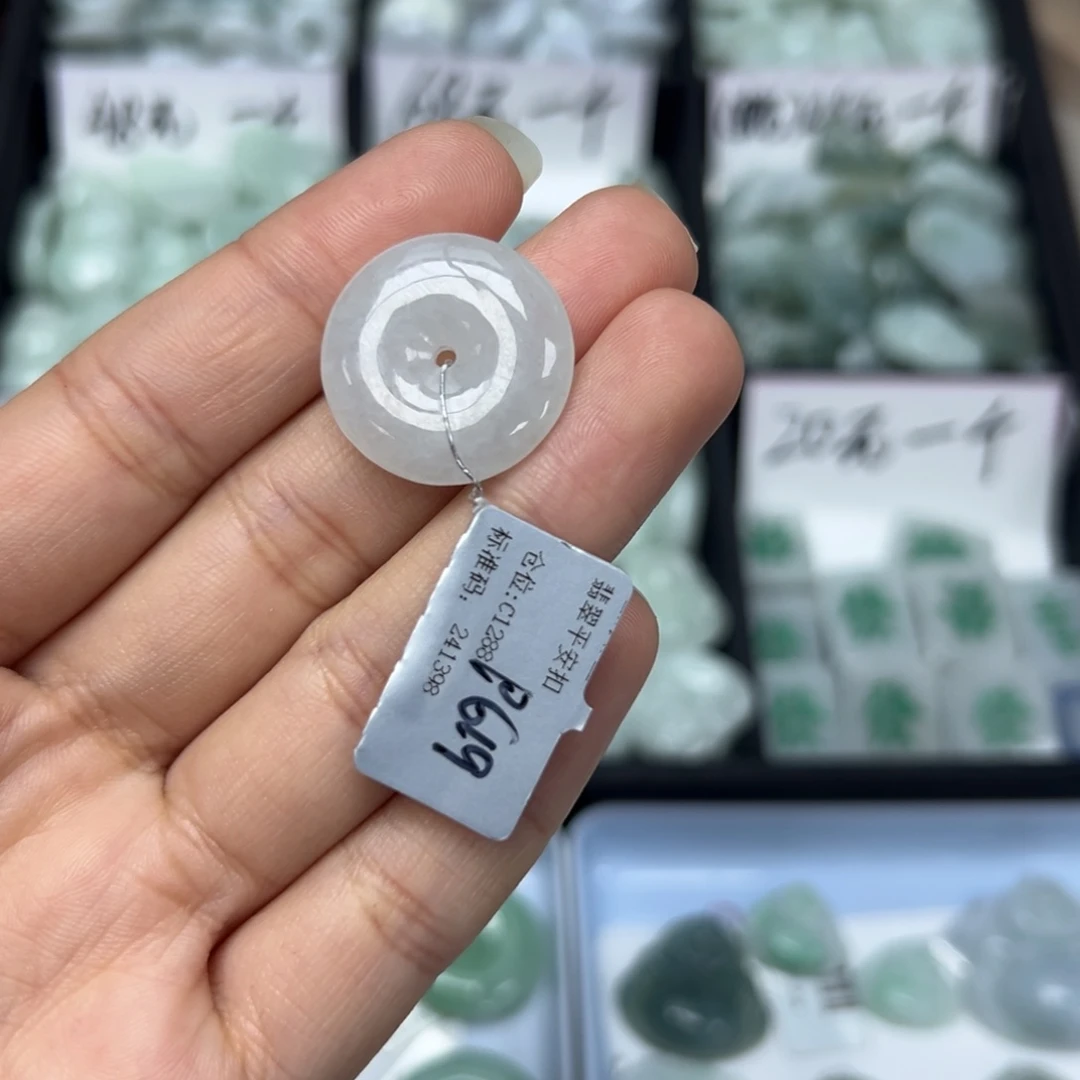 翡翠颈饰未镶嵌平安扣