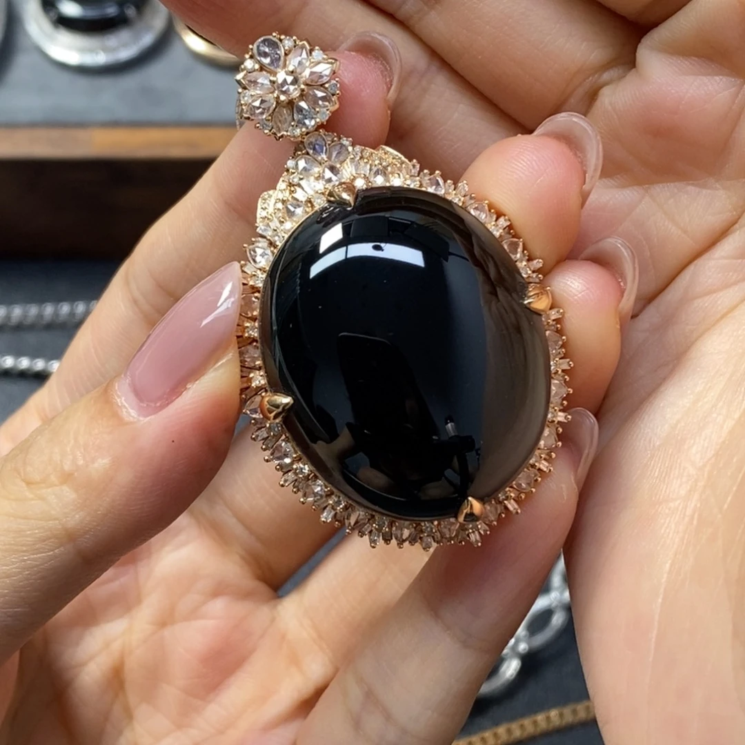 翡翠18K金镶嵌颈饰福*蛋面