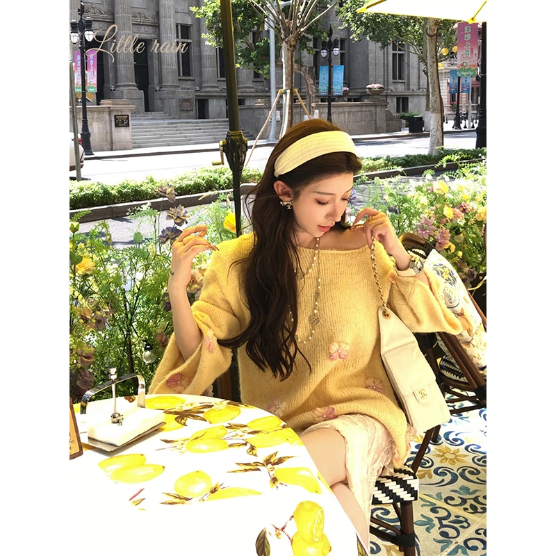 小雨姐姐秋款【暖牌软妹】时尚慵懒风宽松减龄感花朵圆领套头毛衣女