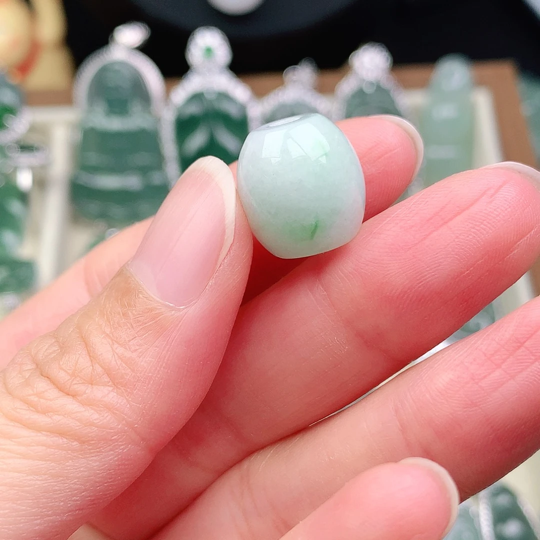 小***子翡翠未镶嵌颈饰吊坠