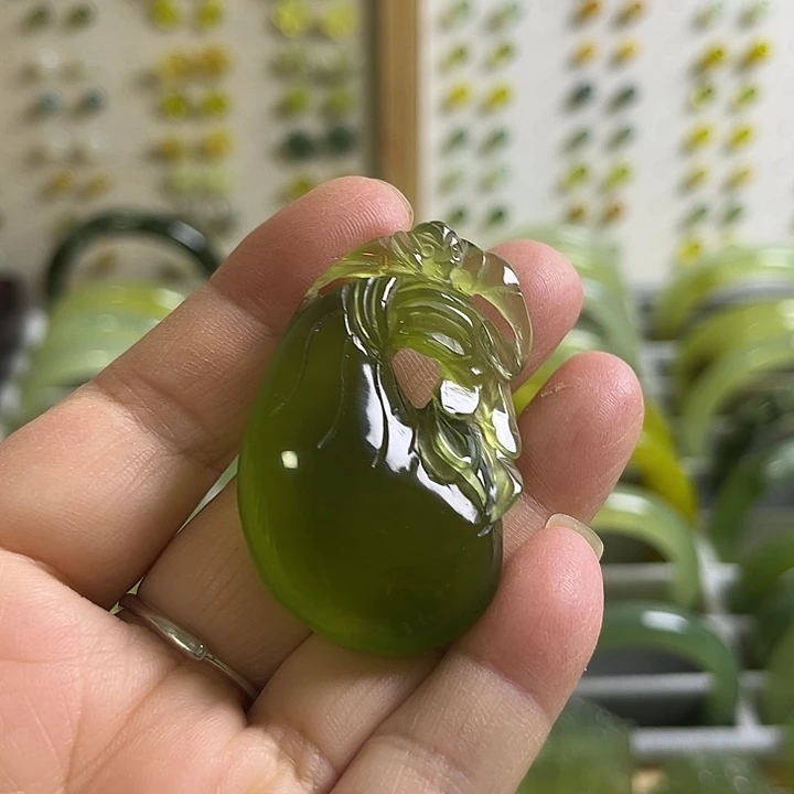 未镶嵌蛇纹石玉吊坠(不含链)