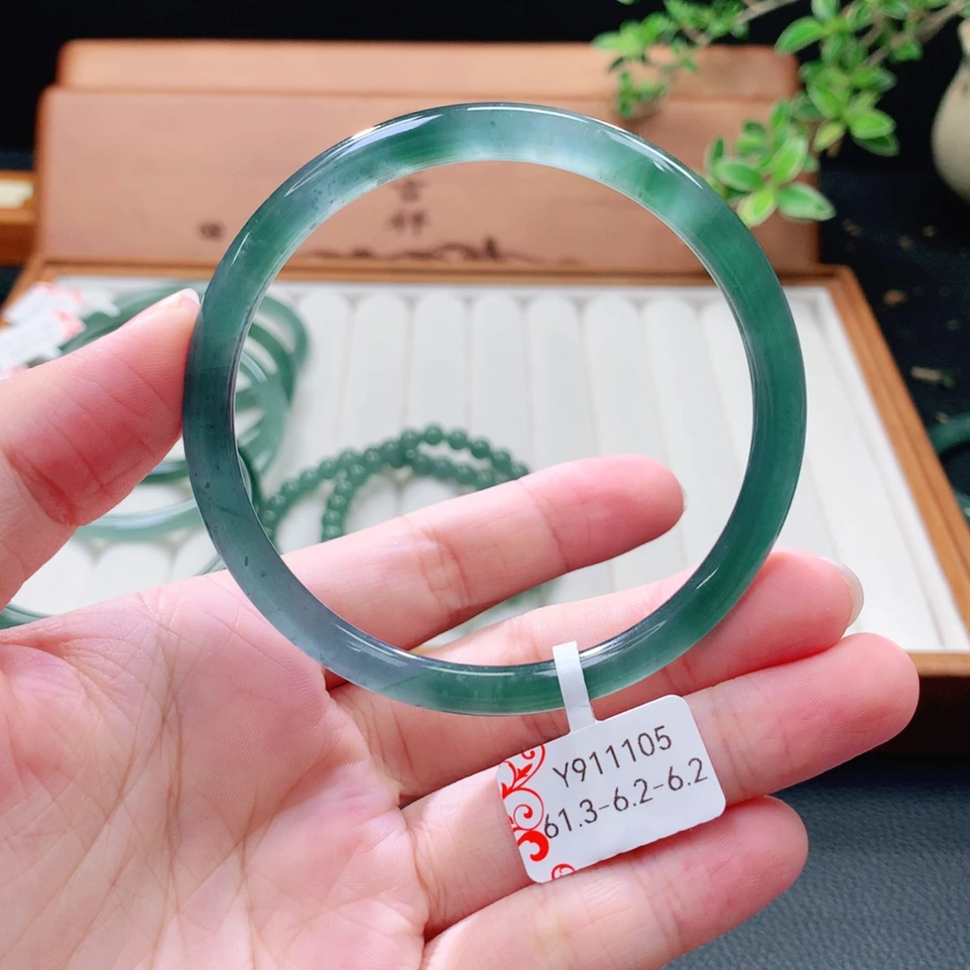 翡翠未镶嵌手镯（圆镯）