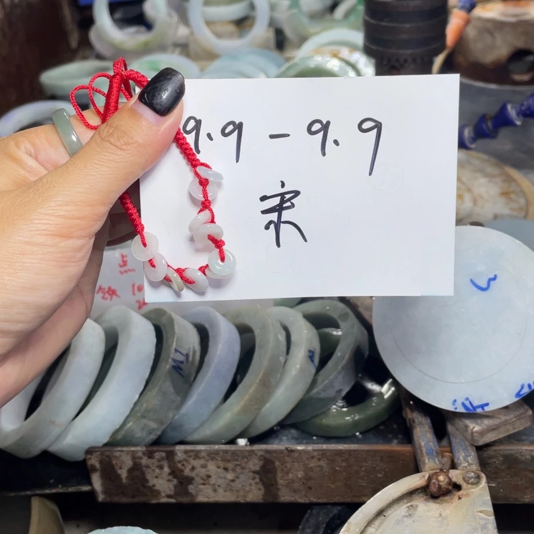 翡翠未镶嵌颈饰多样性