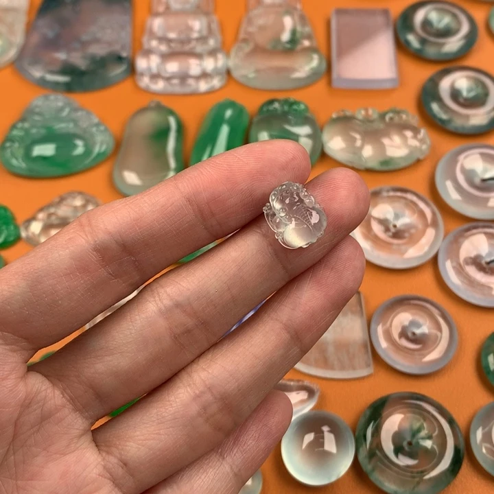 翡翠挂件未镶嵌….