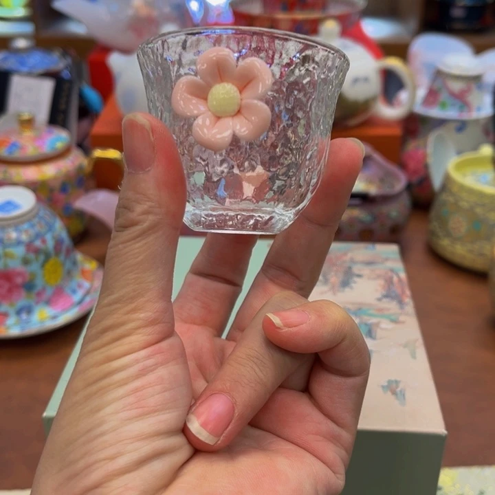 瓷片花花绿绿地开满花