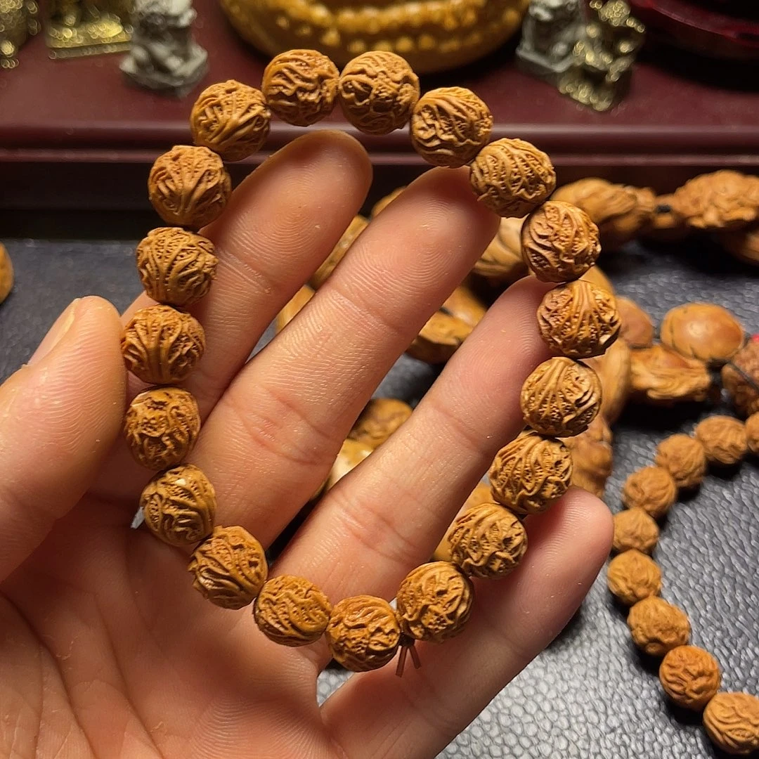 龙纹桃核雕刻白菜