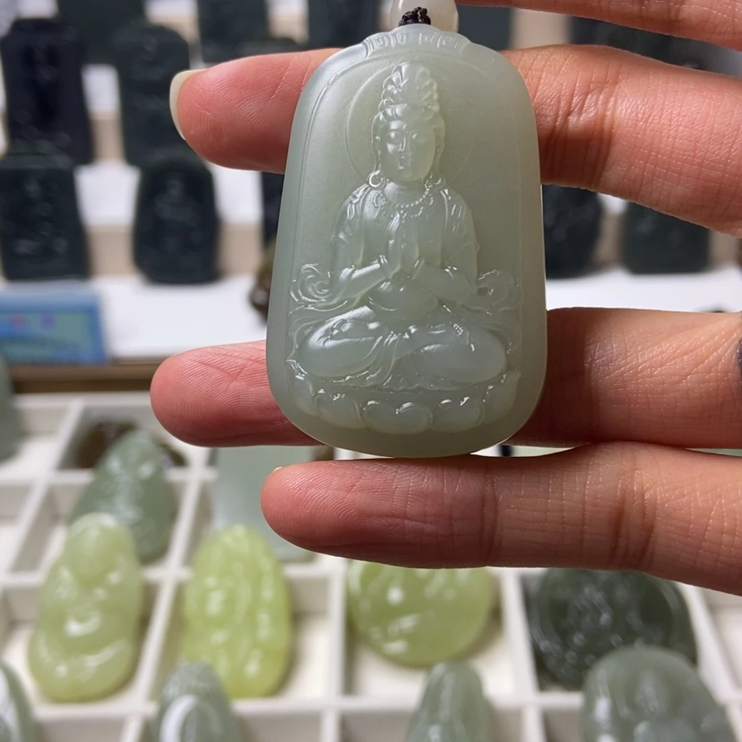 张***一和田玉未镶嵌颈饰