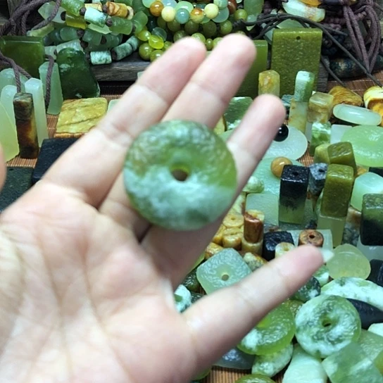 未镶嵌岫玉吊坠家***喵